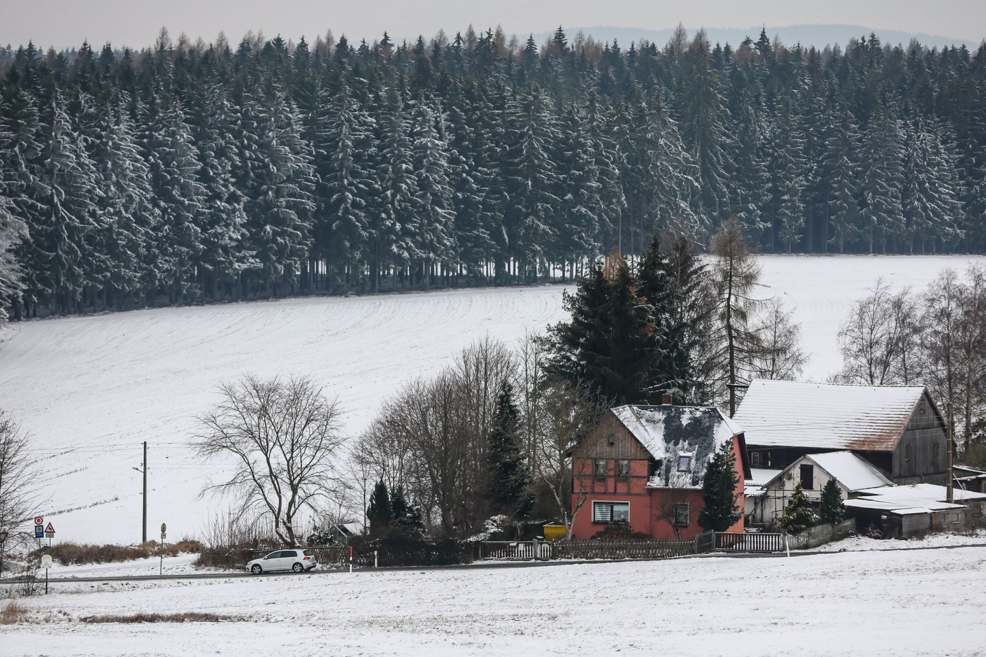 Im Vogtland in Sachsen liegt noch Schnee. Zu Weihnachten soll es jedoch wieder milder werden.