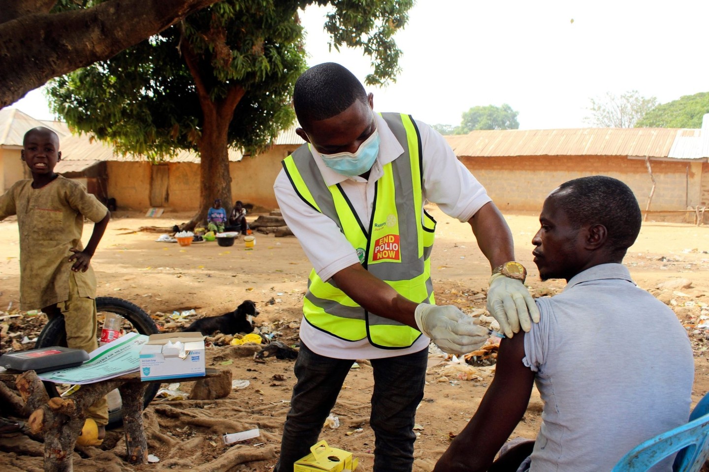 Ein kommunaler Gesundheitshelfer verabreicht einem Mann in Nigeria den Corona-Impfstoff.