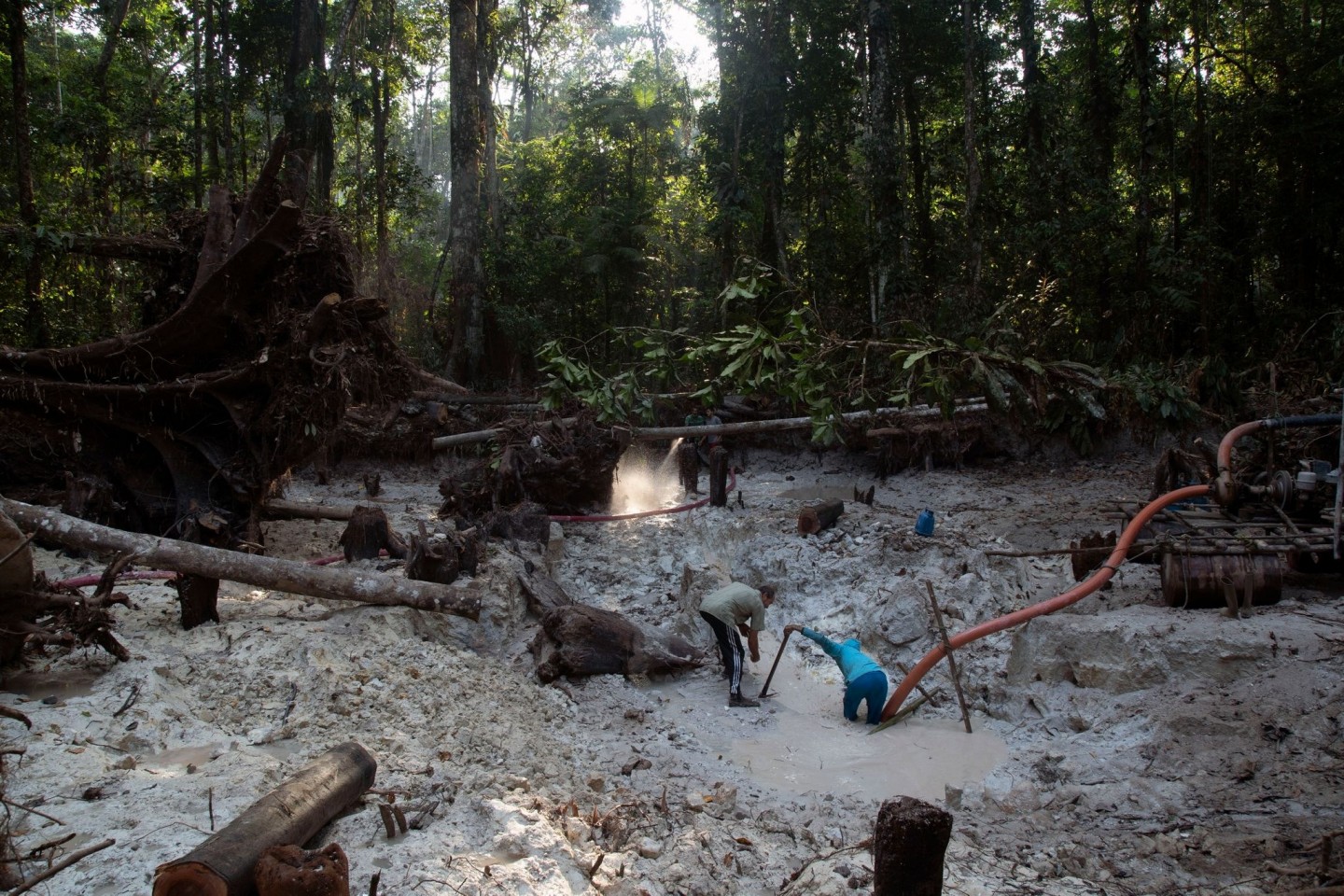Einem Bericht zufolge zerstört der illegale Abbau von Gold zunehmend Indigenen-Gebiete im Norden Brasiliens.