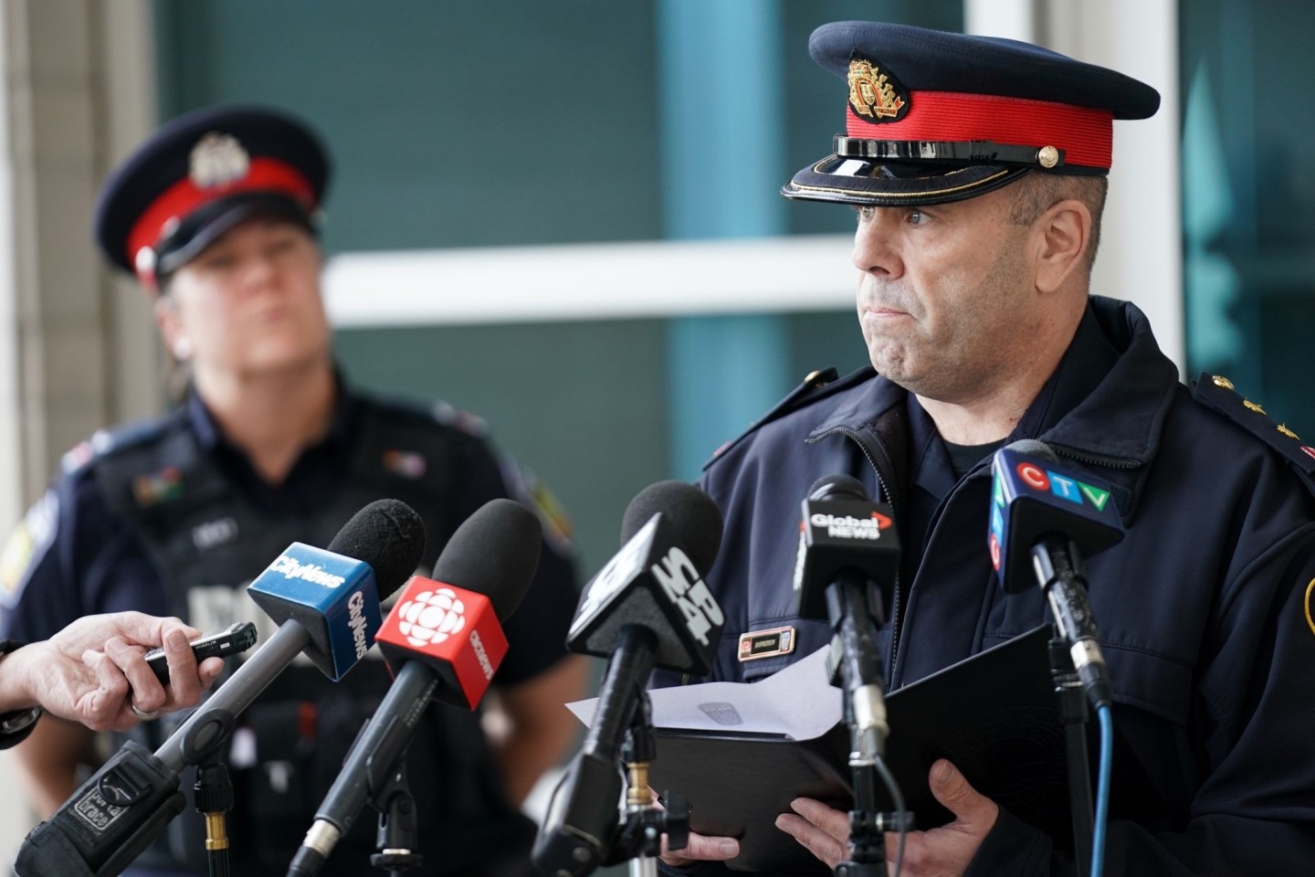 Police Inspector Stephen Duivesteyn spricht über den Diebstahl am Toronto Pearson International Airport.