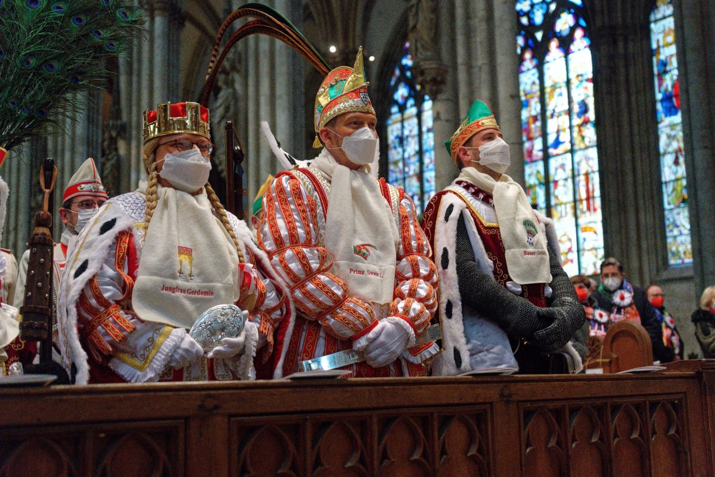 Die Mitglieder des Dreigestirns und des Kinderdreigestirns beim ökumenischen Gottesdienst für Kölner Karnevalisten im Dom.
