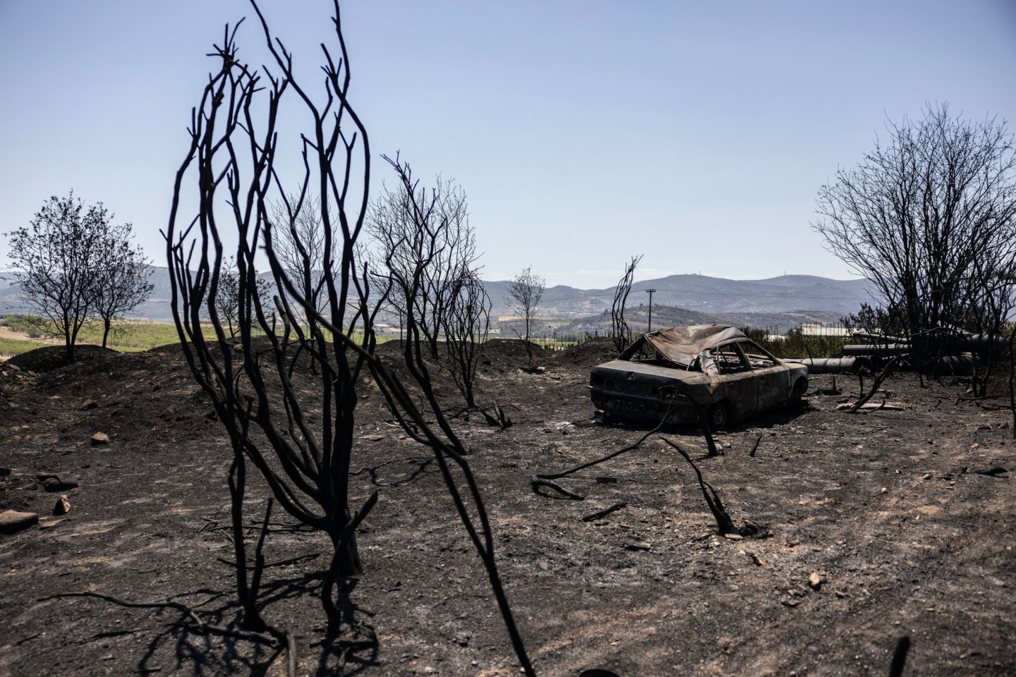 Ein verbranntes Auto in der zentralgriechischen Stadt Nea Anchialos Stadt.
