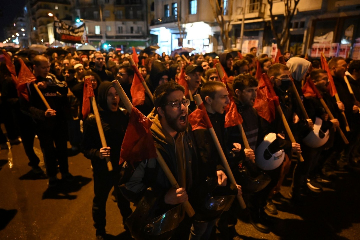 Menschen rufen während einer Demonstration Parolen. Trauer und Entsetzen herrschen in Griechenland nach dem schweren Zugunglück mit mehreren Toten und Verletzten.