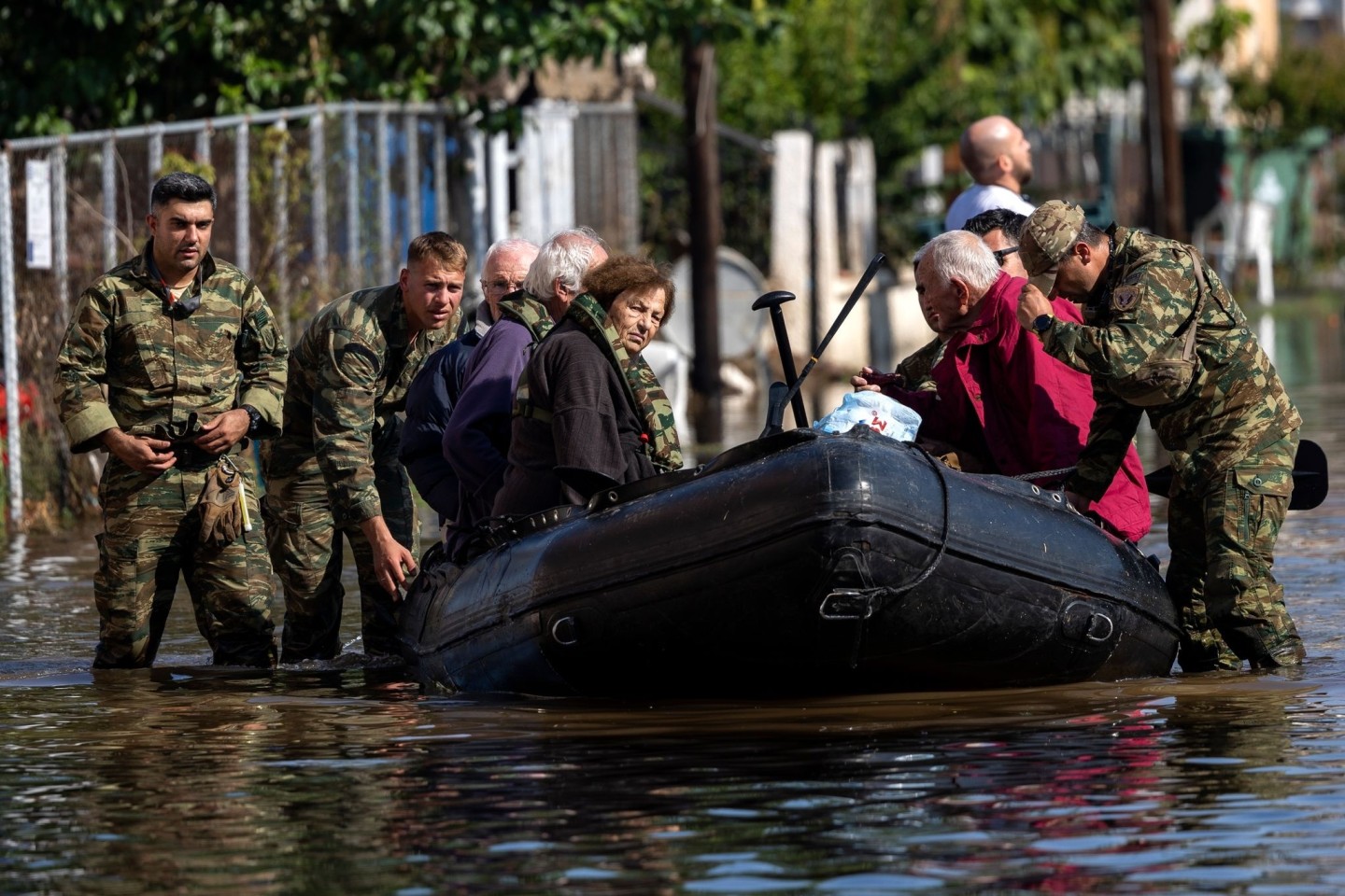 Soldaten ziehen im überschwemmten Dorf Palamas nahe der Stadt Karditsa ein Schlauchboot mit Evakuierten.