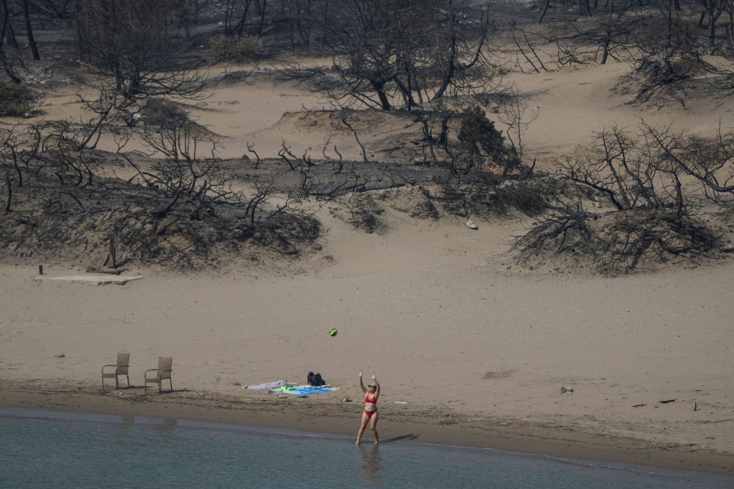 Hinten die verbrannte Vegetation, vorn das Mittelmeer. Ein Strand bei Gennadi auf Rhodos.