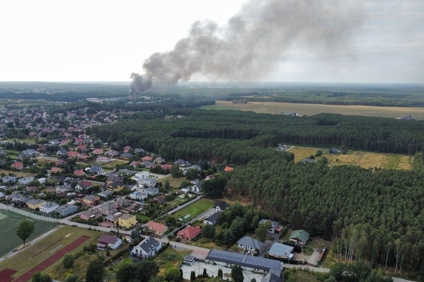 Dichter Rauch steigt aus dem Chemiewerk in der polnischen Woiwodschaft Lebus auf.