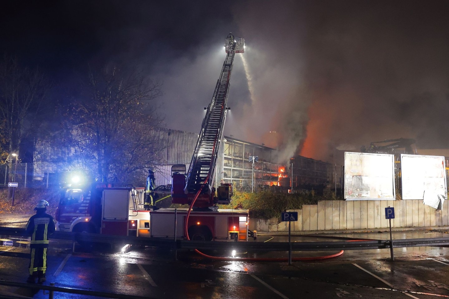 Die Gewerbehalle liegt unmittelbar neben der Autobahn 40 - aufgrund der starken Rauch- und Flammenentwicklung wurde die Straße in Fahrtrichtung Dortmund gesperrt.