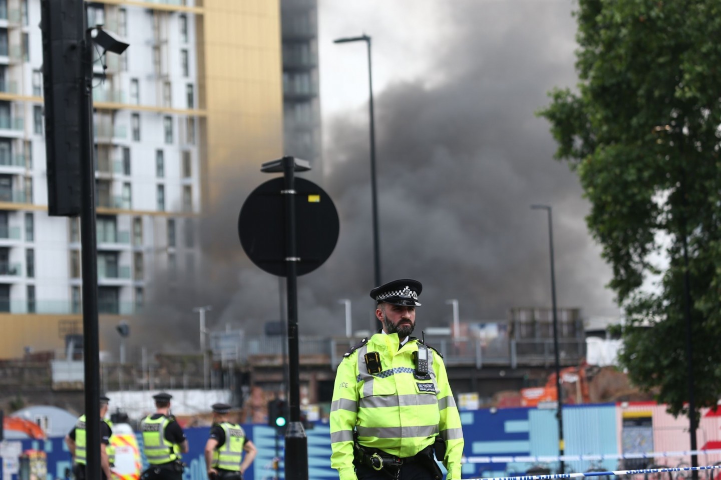 Polizisten richteten einen Sicherheitsbereich um den Brand in der Nähe des Bahnhofs Elephant and Castle in Süd-London ein.