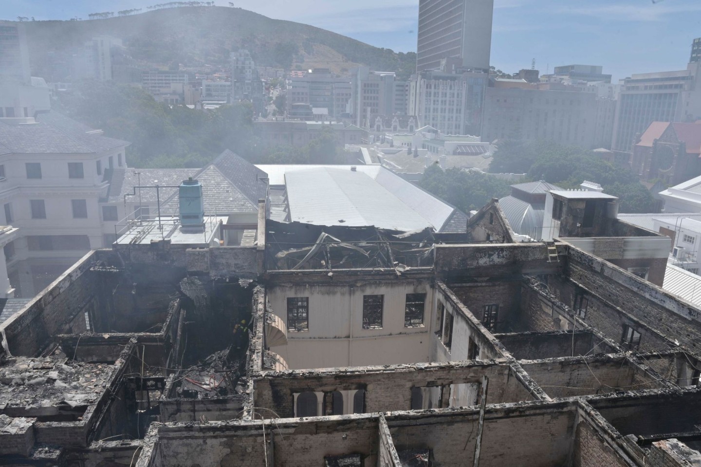 Das eingestürzte Dach des Parlamentsgebäudes von Kapstadt.