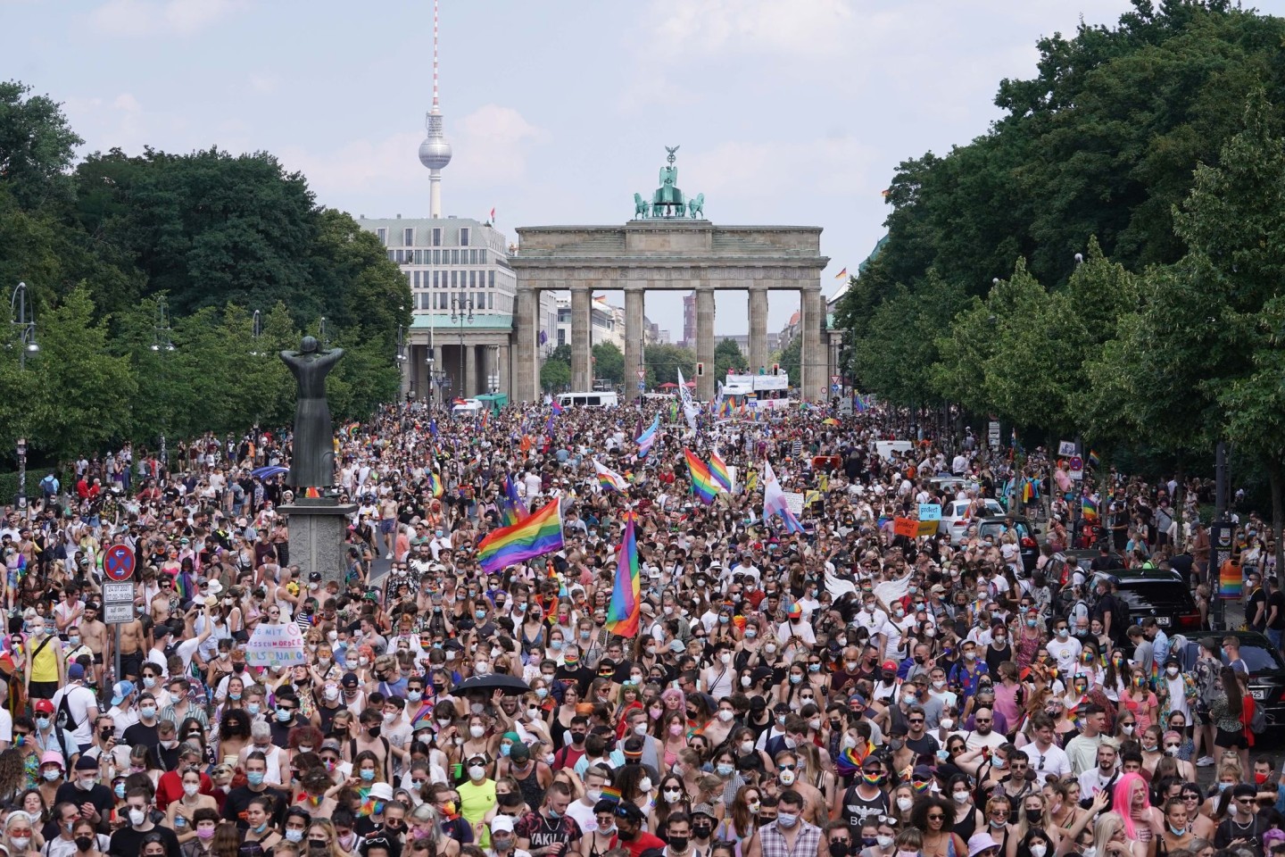 Tausende Menschen nahmen 2021 am Christopher Street Day (CSD) vor dem Brandenburger Tor teil.
