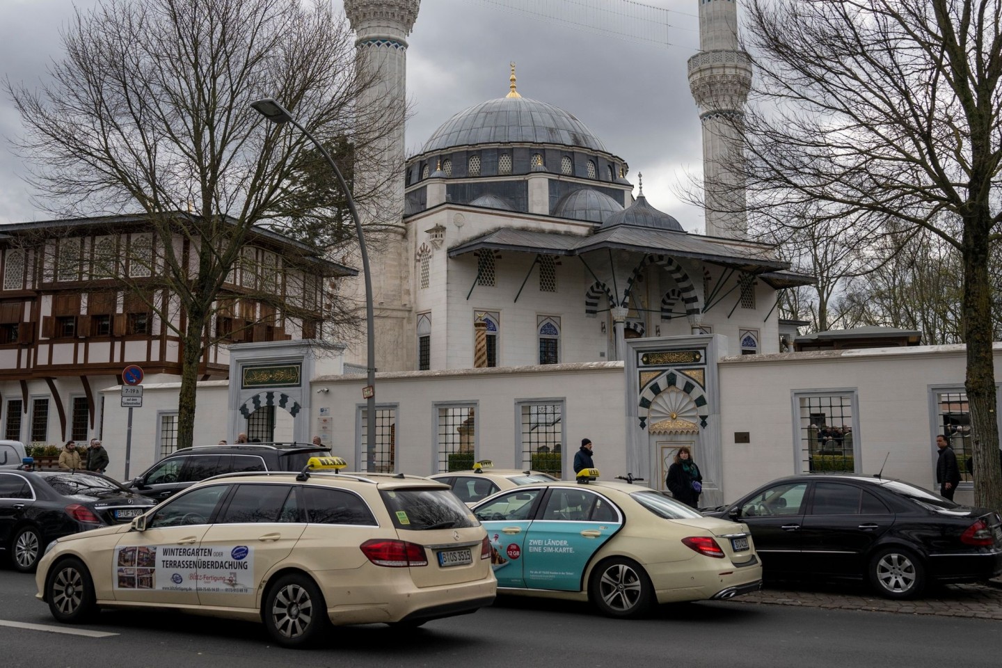 Taxis stehen kurz vor der Beerdigungszeremonie für einen Taxifahrer, der im Berliner Grunewald getötet worden ist, vor der Ditib-Sehitlik Moschee.