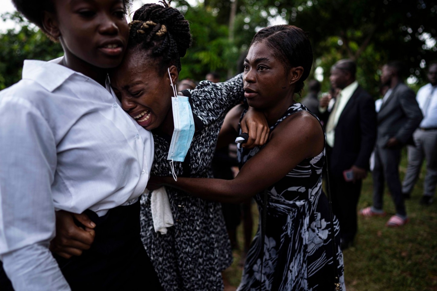 Eine Frau weint während der Beerdigung eines Angehörigen in Les Cayes, der bei dem Erdbeben ums Leben kam.