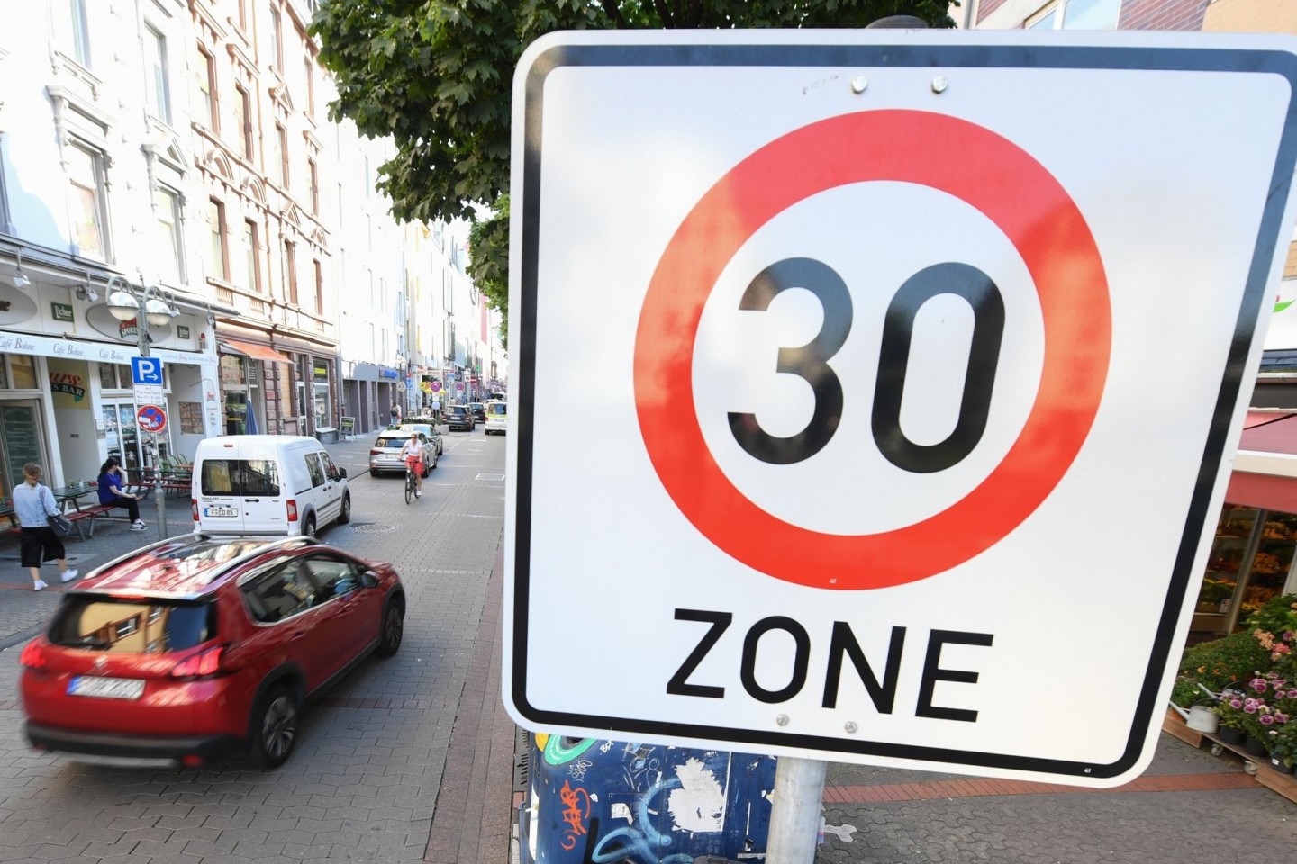 Ein Verkehrsschild im Frankfurter Stadtteil Bornheim weist auf eine Tempo 30-Zone hin.