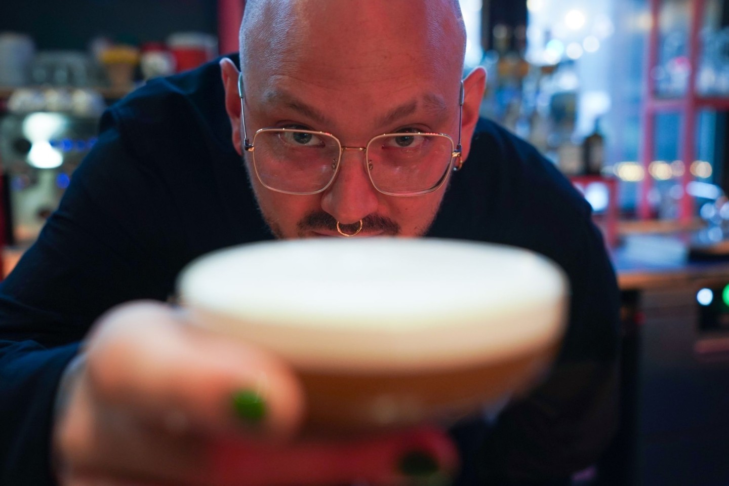 Barchef Frederik Schefferski bereitet im «Jing Jing» einen Cocktail zu.