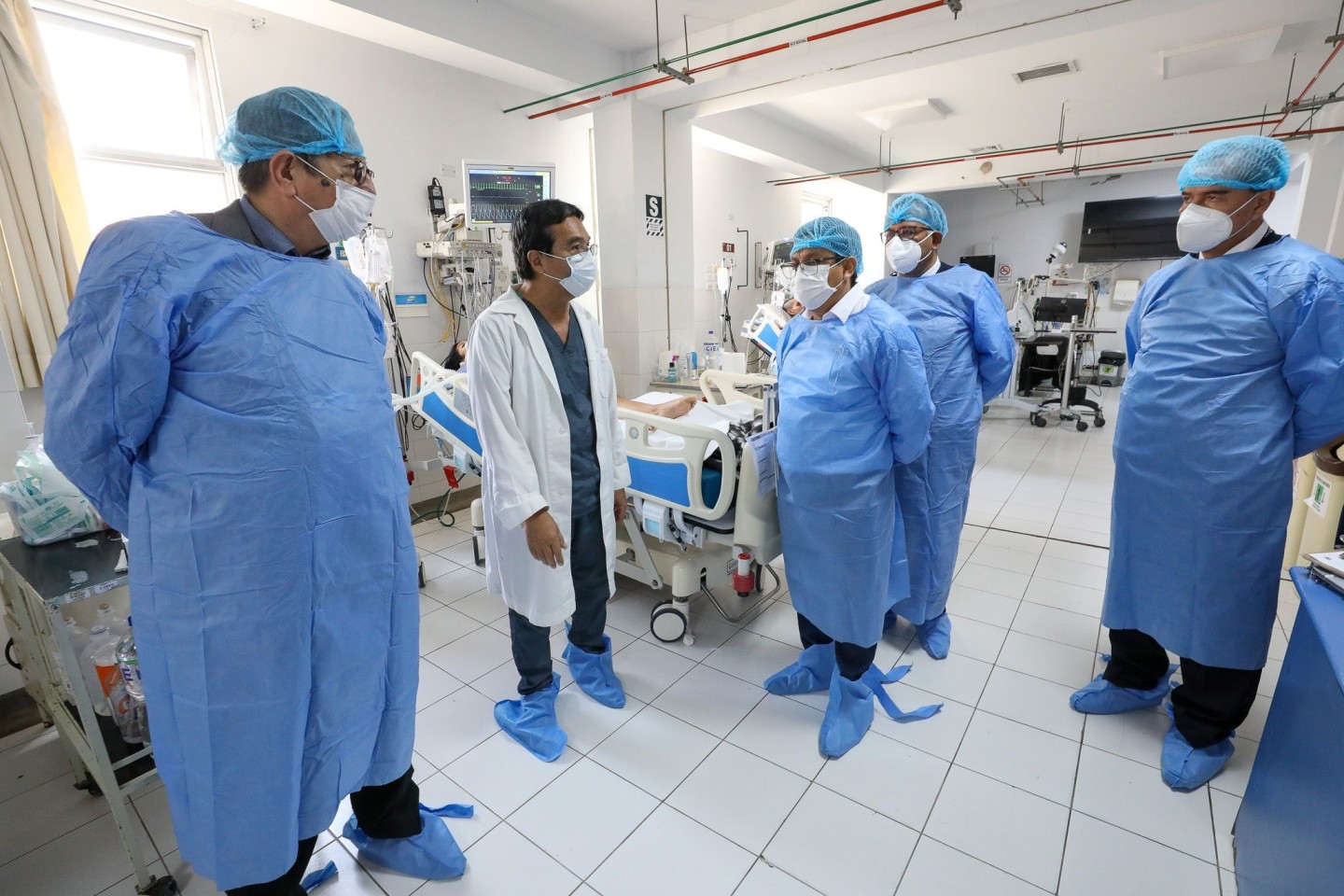 Perus Gesundheitsminister César Vásquez (M) besucht das Nationale Institut für Neurologische Wissenschaften in Lima, in dem derzeit zwei Patienten mit Guillain-Barré-Syndrom behandelt we...
