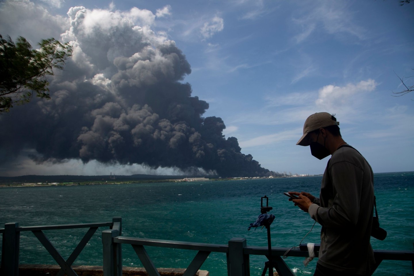 Einer riesige Rauchwolke steigt von einem brennenden Treibstofflager in der Nähe des Hafens von Matanzas auf Kuba auf.