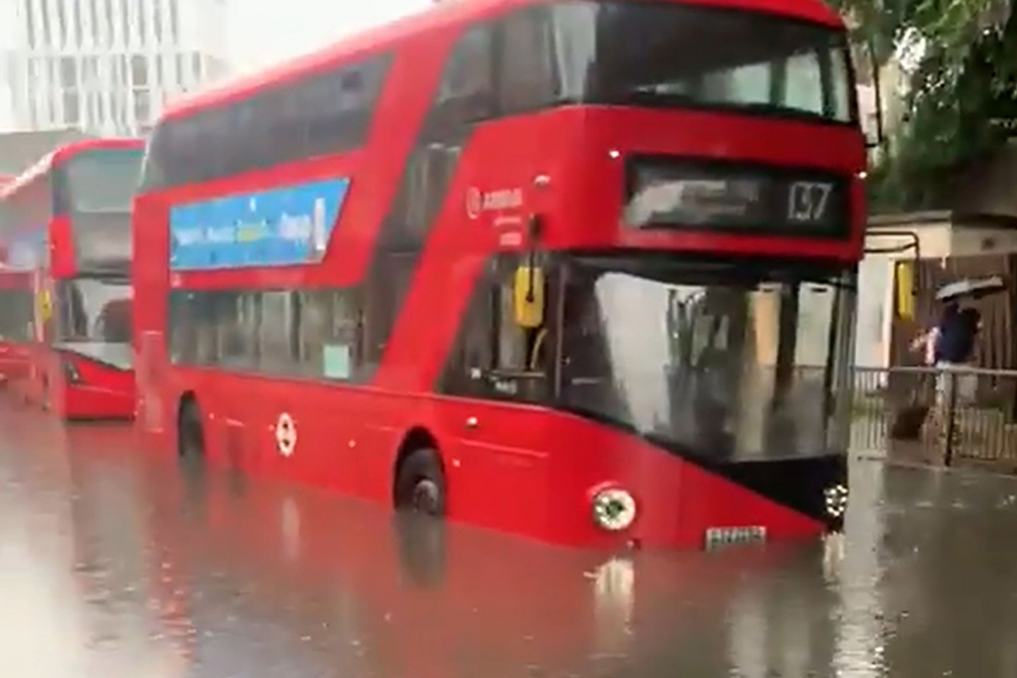 Ein Londoner Bus auf einer überschwemmten Straße.