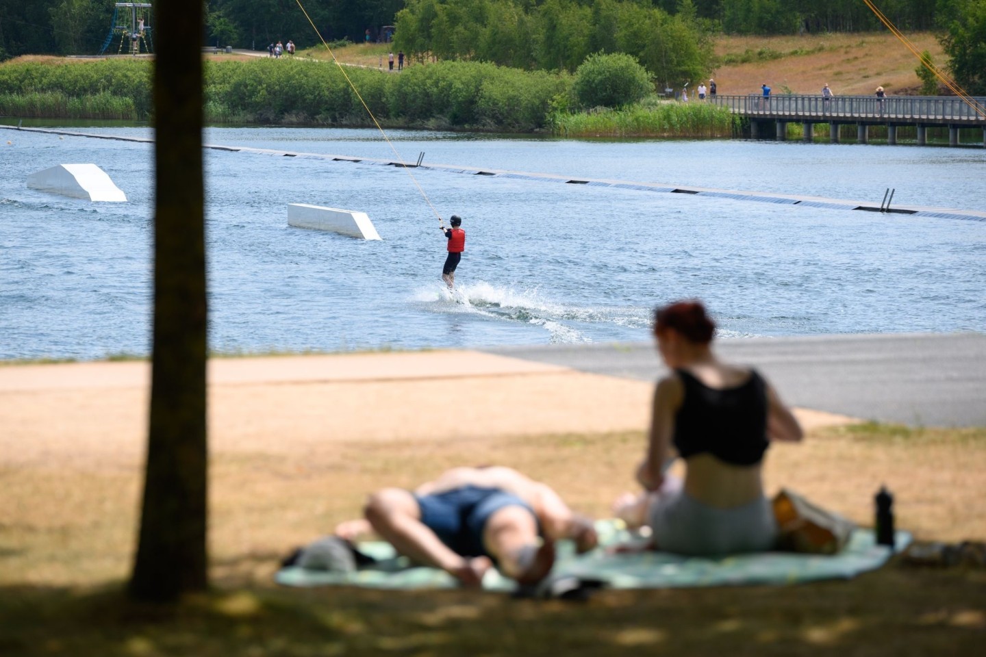 Ein Wasserski-Fahrer ist auf dem Stadtparksee in Norderstedt nördlich von Hamburg unterwegs.