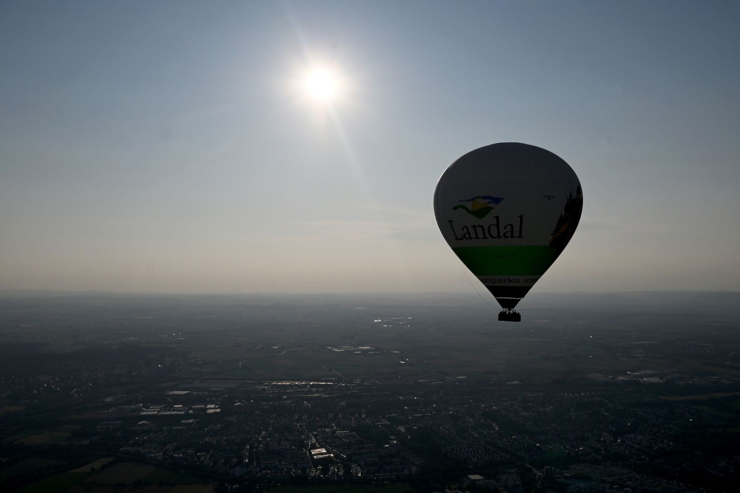 Der nach Angaben des Herstellers größte jemals in Deutschland produzierte Heißluftballon schwebt bei seiner Jungfernfahrt über Stuttgart.