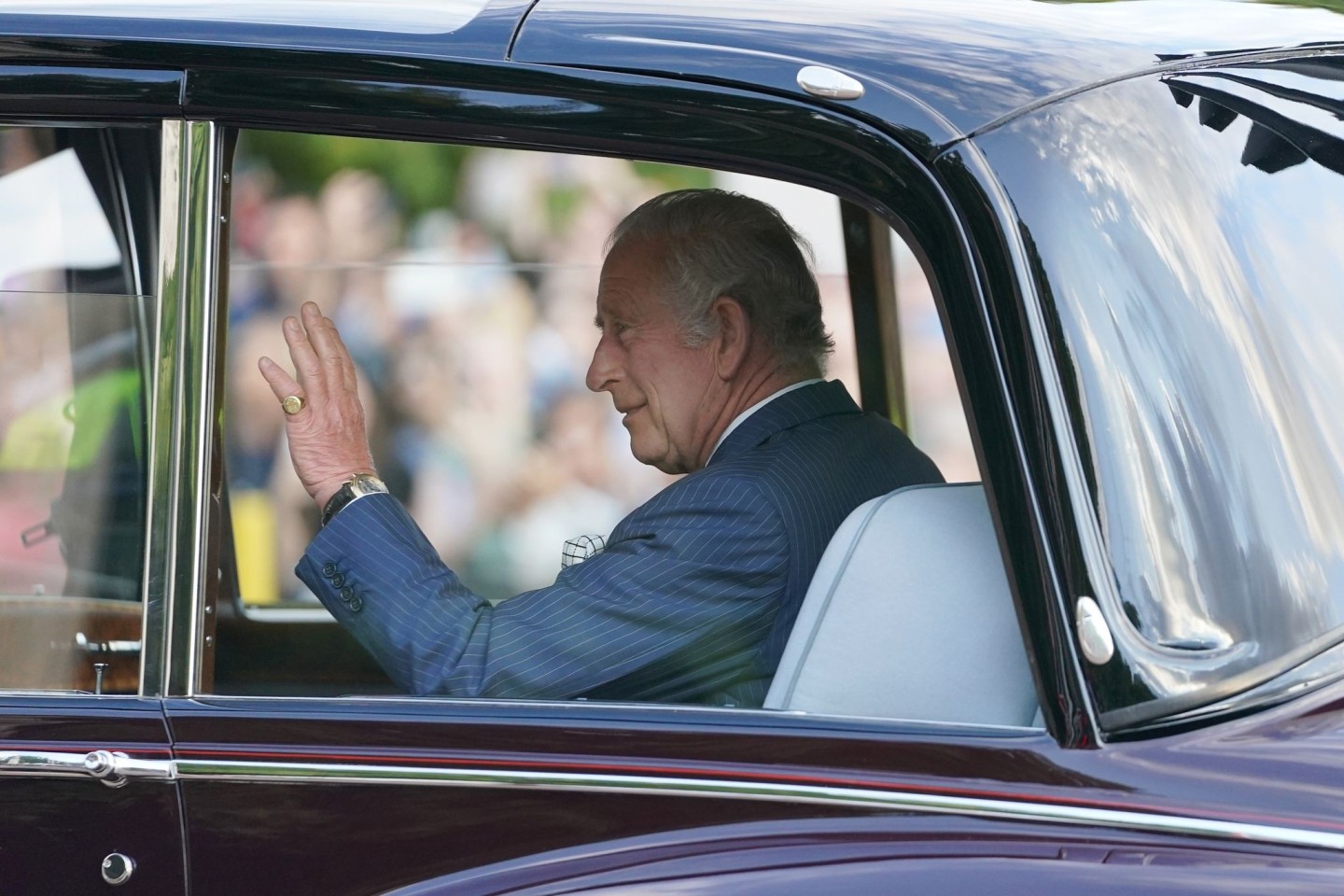 König Charles III. winkt der Öffentlichkeit vor dem Clarence House in London zu.