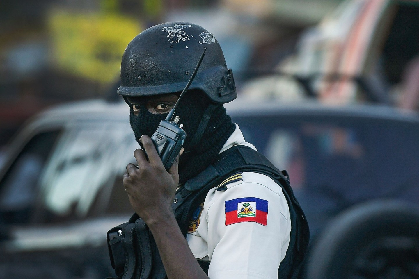 Ein Polizist patrouilliert an einer Kreuzung in Port-au-Prince. Zwei vor über einem Monat in Haiti entführte Ausländer sind freigelassen worden.
