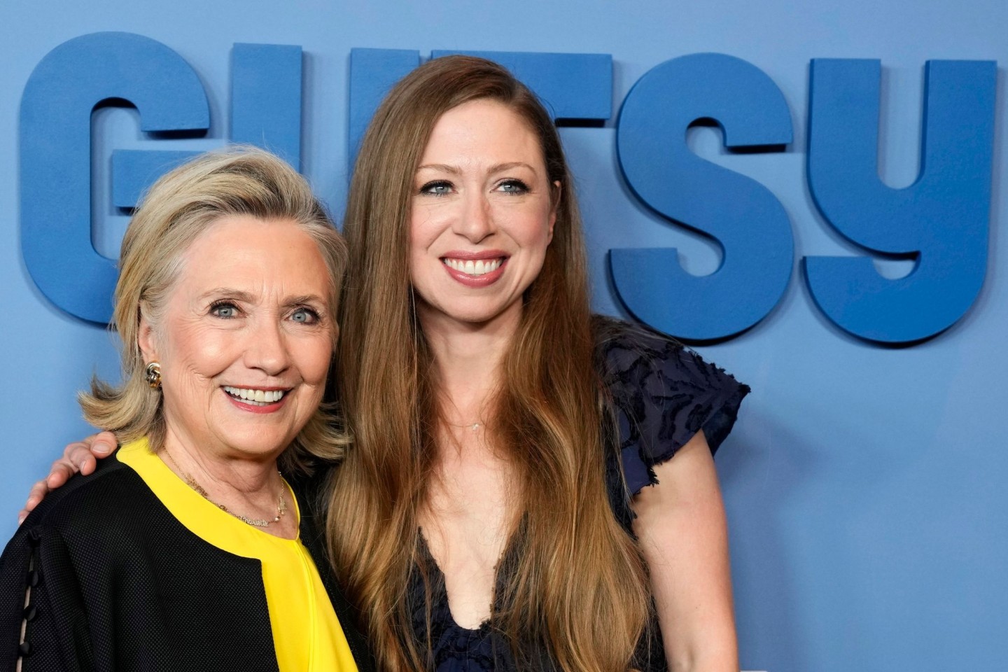 Die frühere US-Außenministerin Hillary Clinton hat in einem gemeinsamen Interview mit ihrer Tochter Chelsea über mutige Entscheidungen gesprochen.