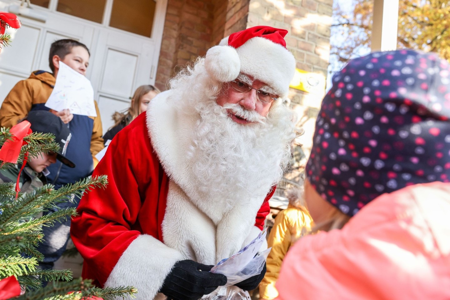 Der Weihnachtsmann im brandenburgischen Himmelpfort hat in diesem Jahr wieder Hunderttausende Weihnachtswünsche erhalten.