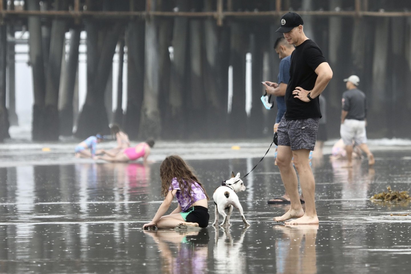 Menschen kühlen sich am Santa Monica Beach (Kalifornien) ab. Der Westen der USA brütet unter einer anhaltenden Hitzewelle.