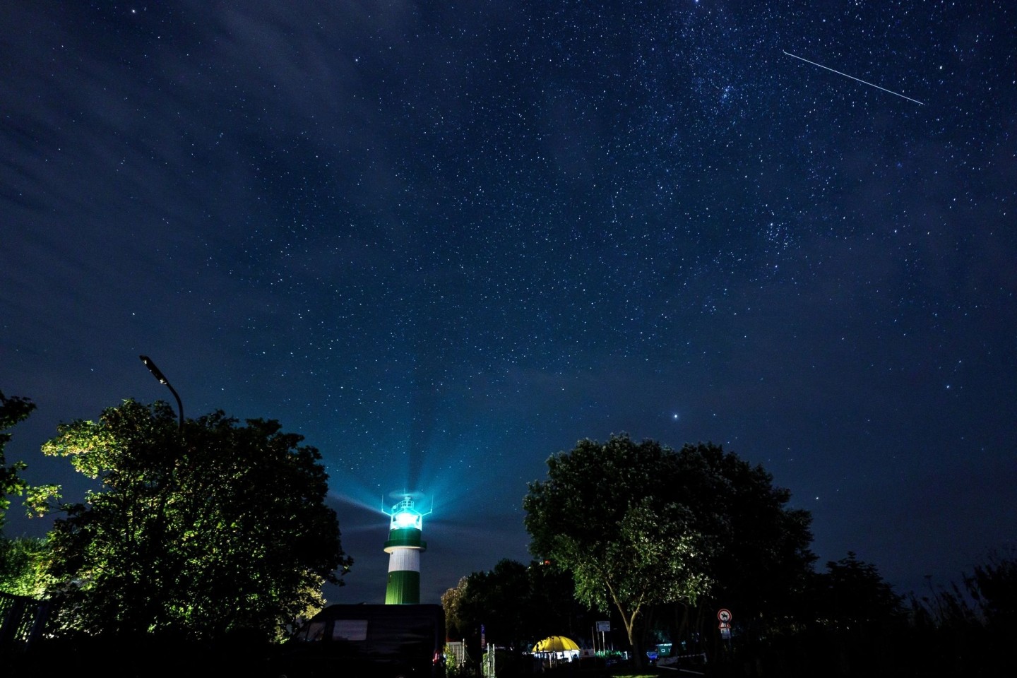 Die Sternschnuppen der Perseiden sind in der ersten Augusthälfte teils im Minutentakt am Nachthimmel zu sehen.