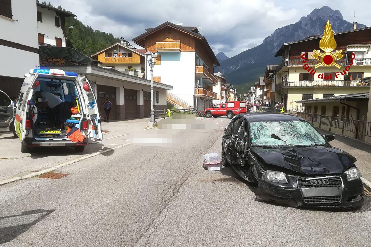 Ein Krankenwagen und das Auto der deutschen Fahrerin stehen am Unfallort.