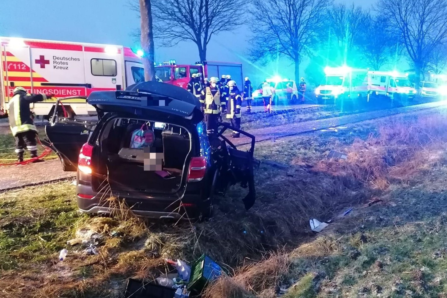 Bei einem schweren Verkehrsunfall in Drochtersen ist die 15 Jahre alte Tochter des Fahrers ums Leben gekommen.