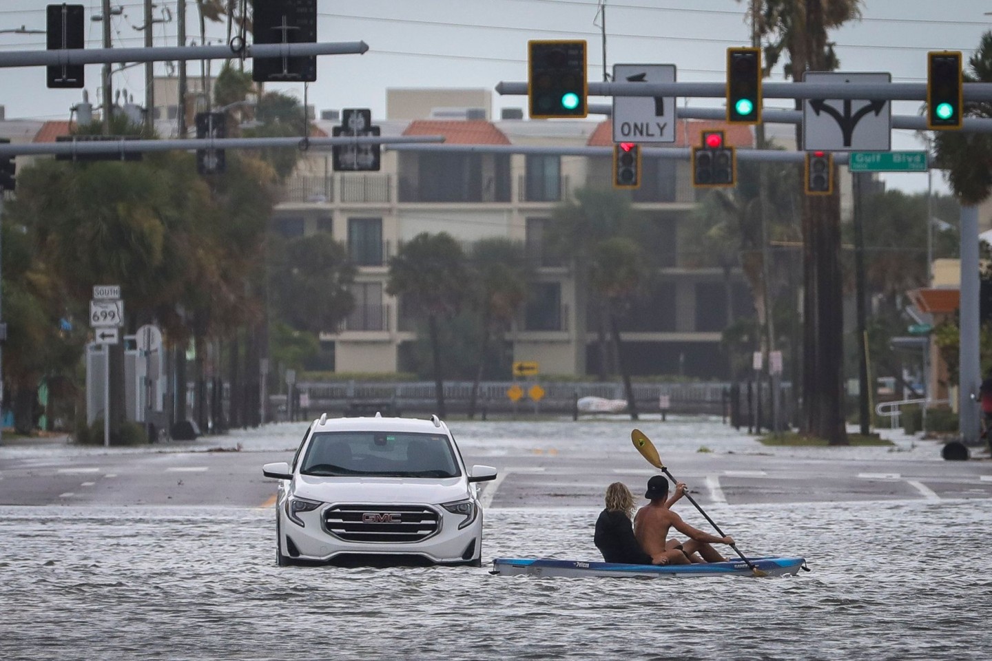Eine überflutete Straße in St. Pete Beach (Florida).