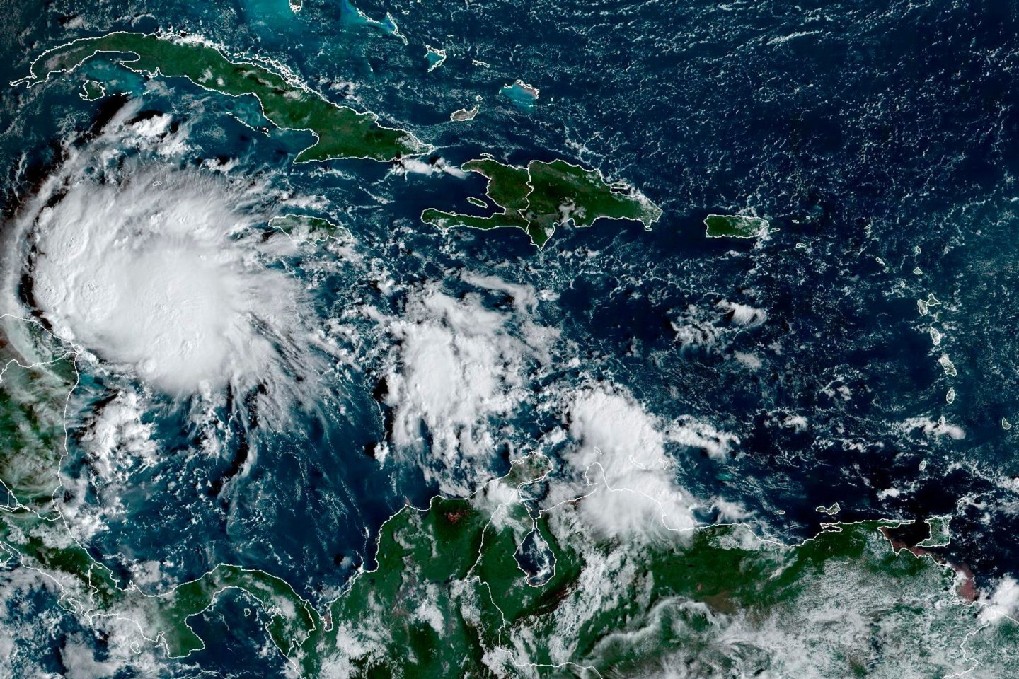 Kurz vor der Ankunft von Hurrikan «Lisa» haben die Behörden im mittelamerikanischen Land Belize Notunterkünfte eingerichtet und Flughäfen geschlossen.