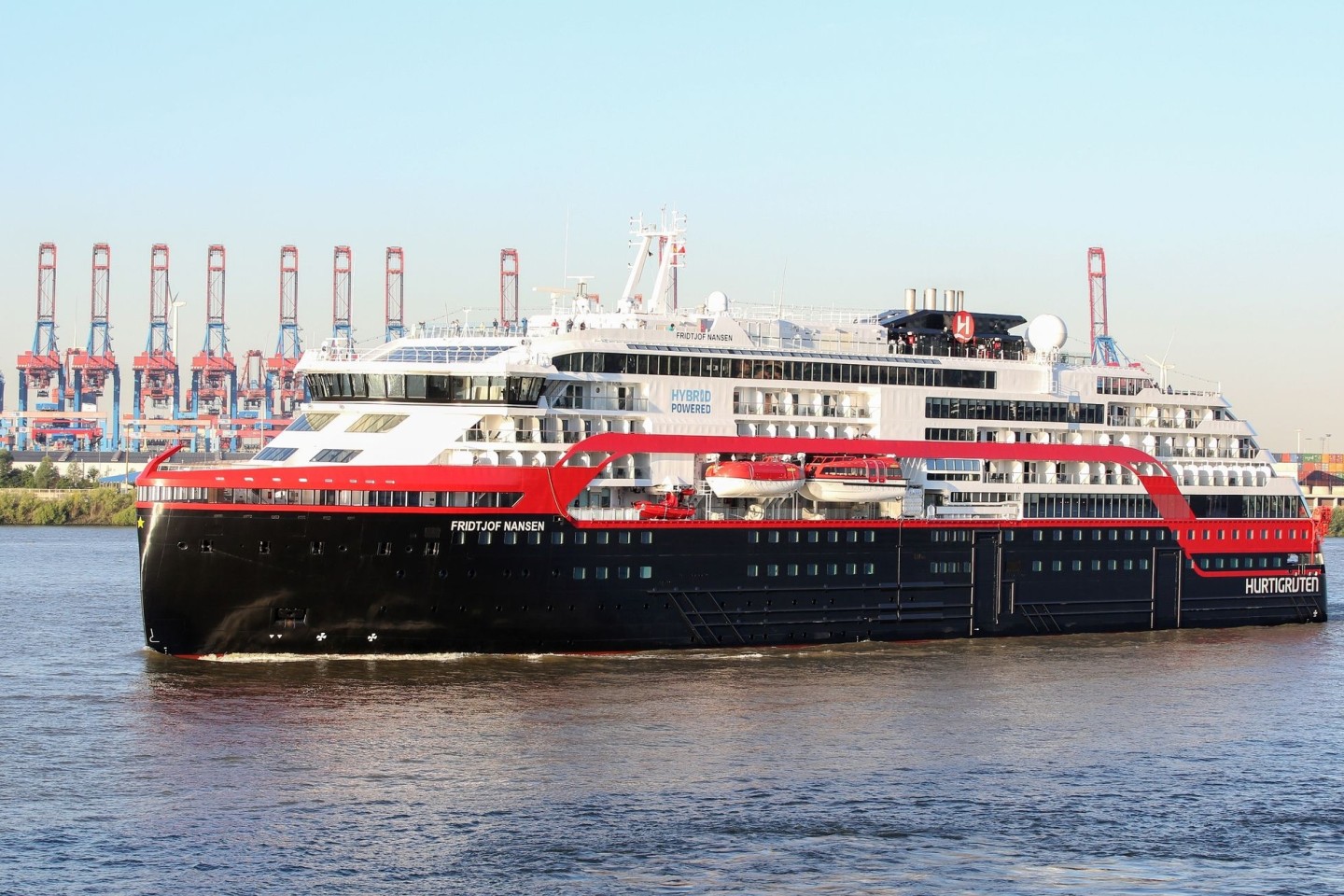 Das Hurtigruten-Schiff «Fridtjof Nansen» im Sommer 2020 in Hamburg.