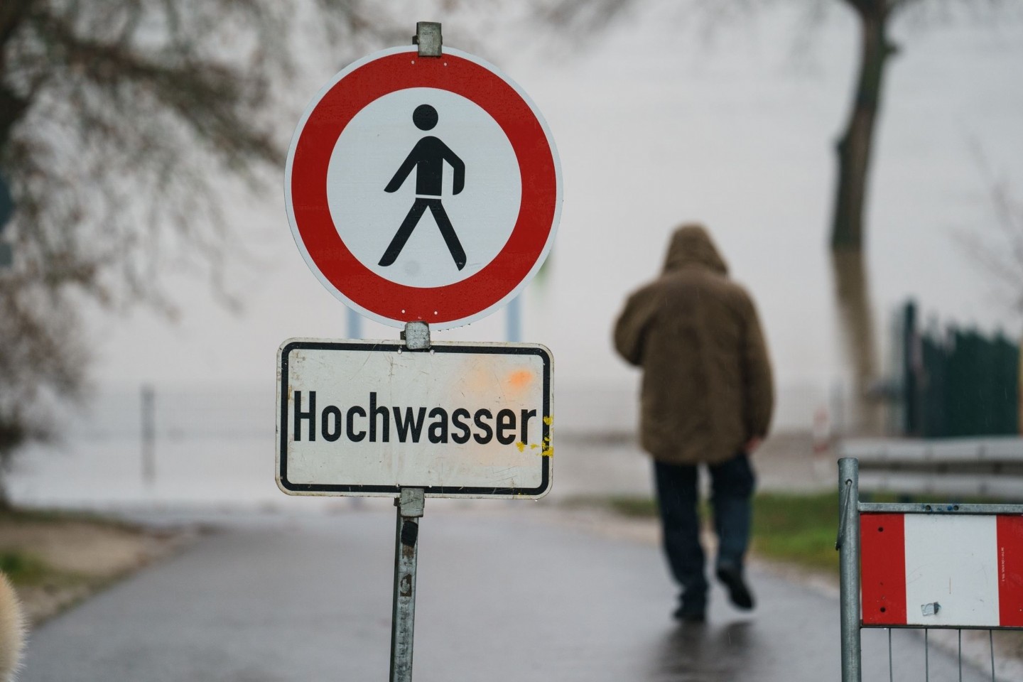 Ein Schild weist Anfang Februar am Rheinufer im hessischen Eltville auf die Gefahr durch Hochwasser hin.