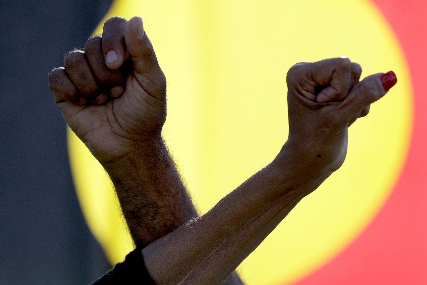 Ein Mann und eine Frau verschränken die Arme vor einer Aborigines-Flagge während einer Kundgebung der Bewegung «Black Lives Matter» in Sydney (Symbolbild). Der «Sydney Morning Herald»...