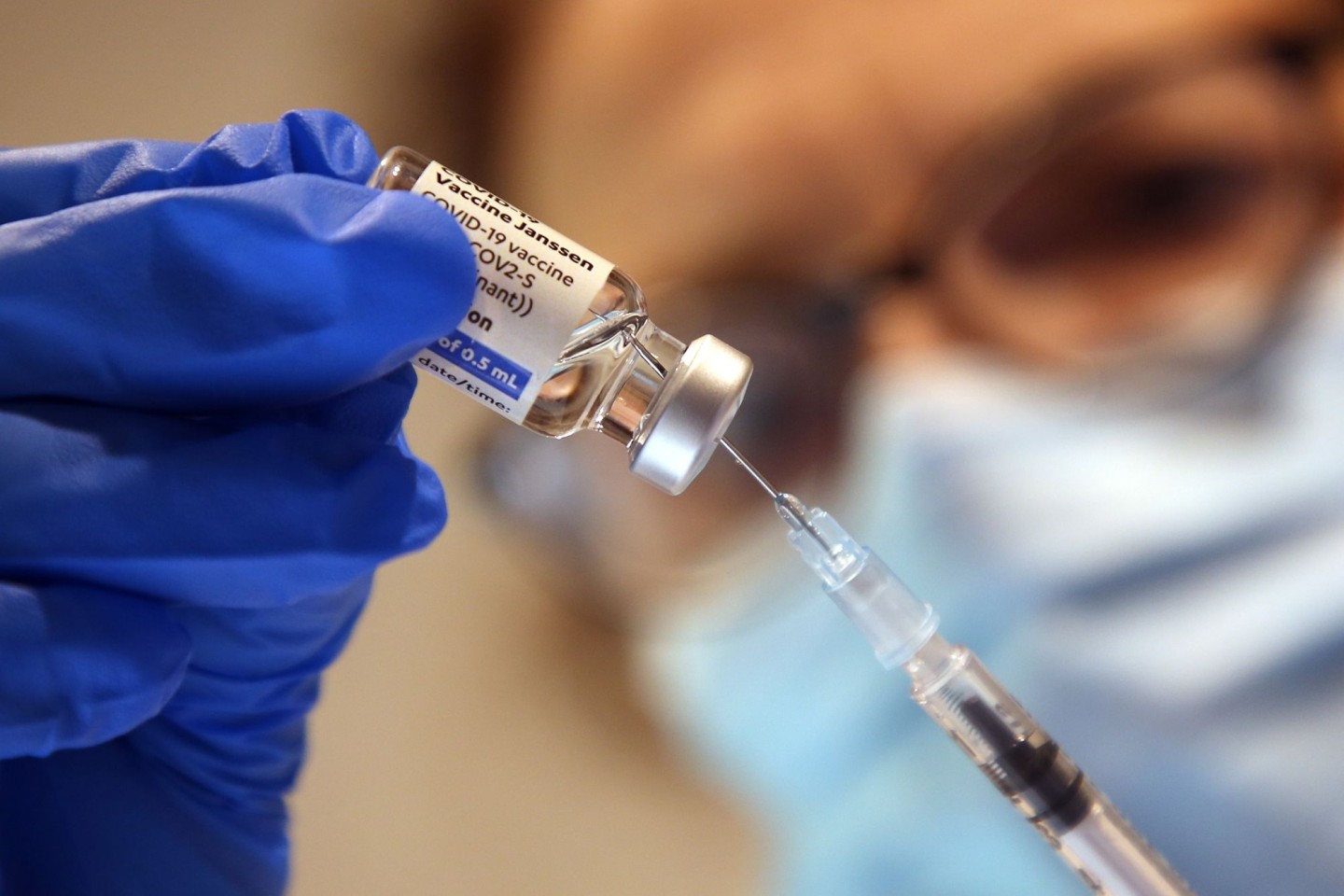 Eine Arzthelferin zieht eine Spritze mit einem Impfstoff gegen das Corona-Virus auf.