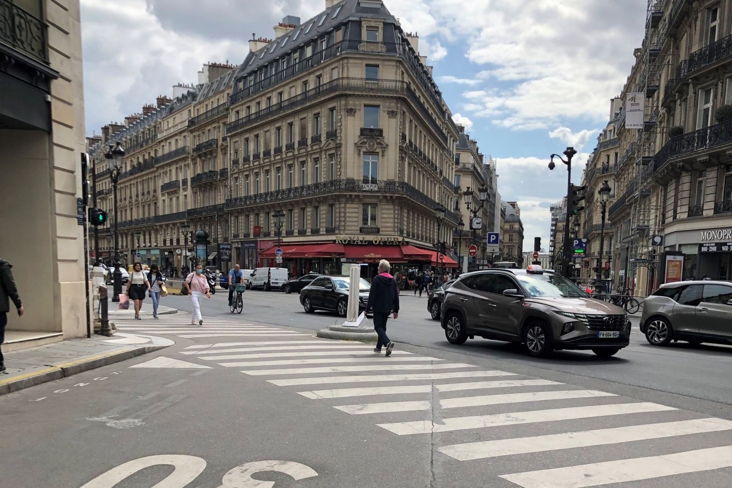 Auf einer Straße im Zentrum von Paris gilt Tempo 30. Ab sofort gilt diese Geschwindigkeitsbegrenzung in der französischen Hauptstadt fast überall.