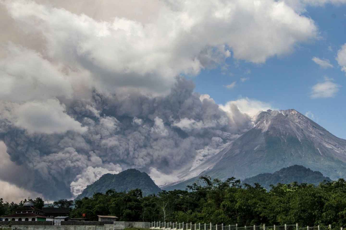 Der Merapi in Indonesien setzt während eines Ausbruchs vulkanisches Material frei. Er gilt als der aktivste des Landes.
