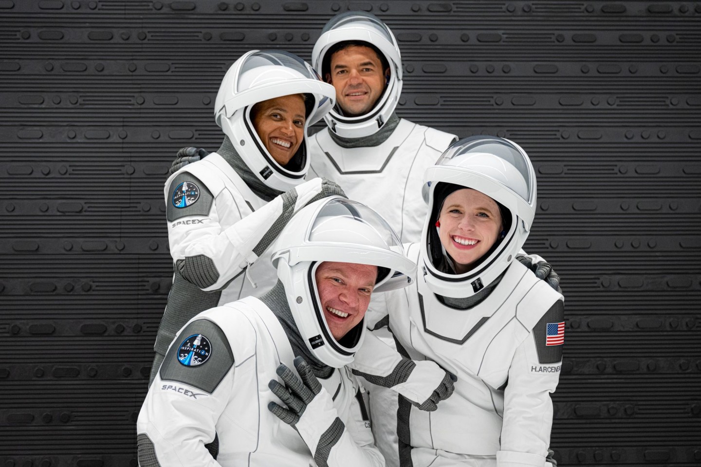 Die Crew der «Inspiration4»: Sian Proctor (l-r, oben), Jared Isaacman, Chris Sembroski (l-r, unten) und Hayley Arceneaux posieren für ein Foto.