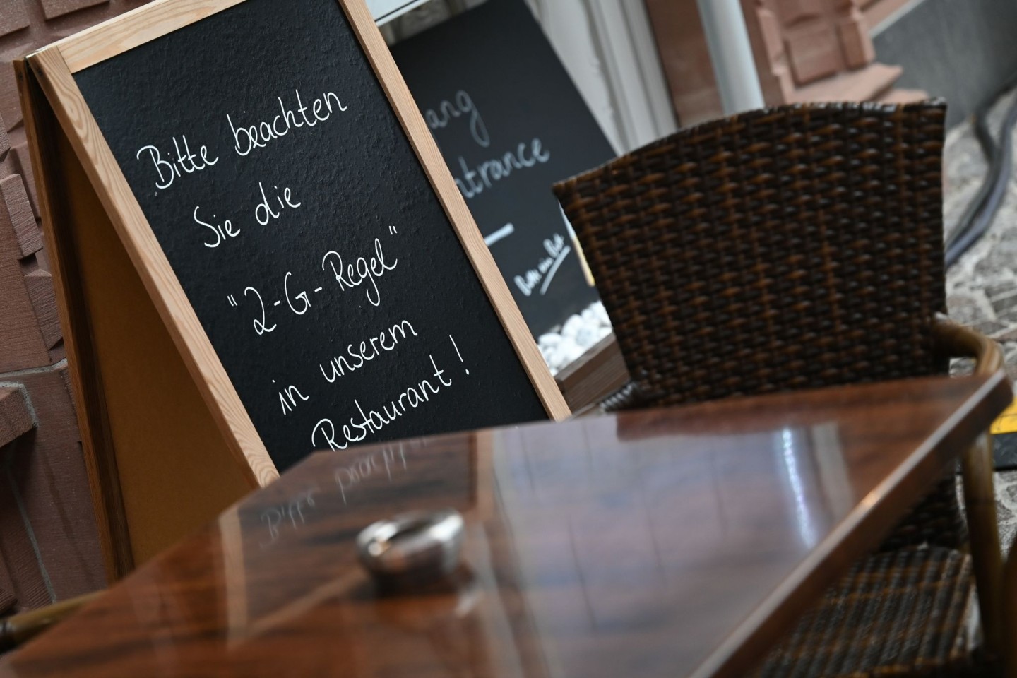 Auf einer Tafel vor einem Restaurant am Frankfurter Römerberg steht der Hinweis «Bitte beachten Sie die »2-G-Regel« in unserem Restaurant!».