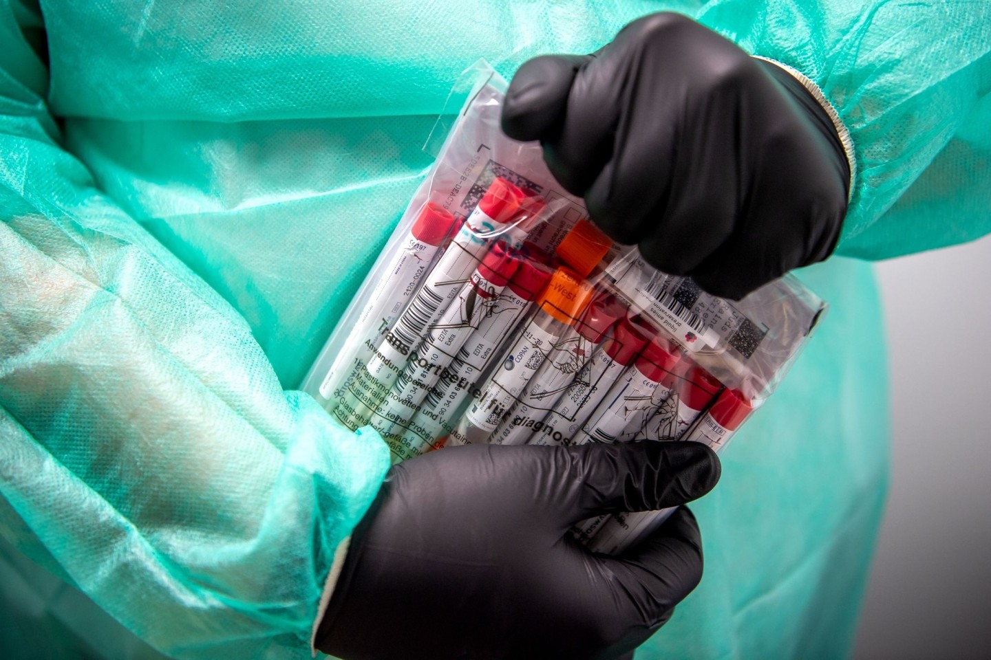 Proben für einen PCR-Test werden von einem Mitarbeiter im Corona-Testzentrum verpackt. (Archivbild)