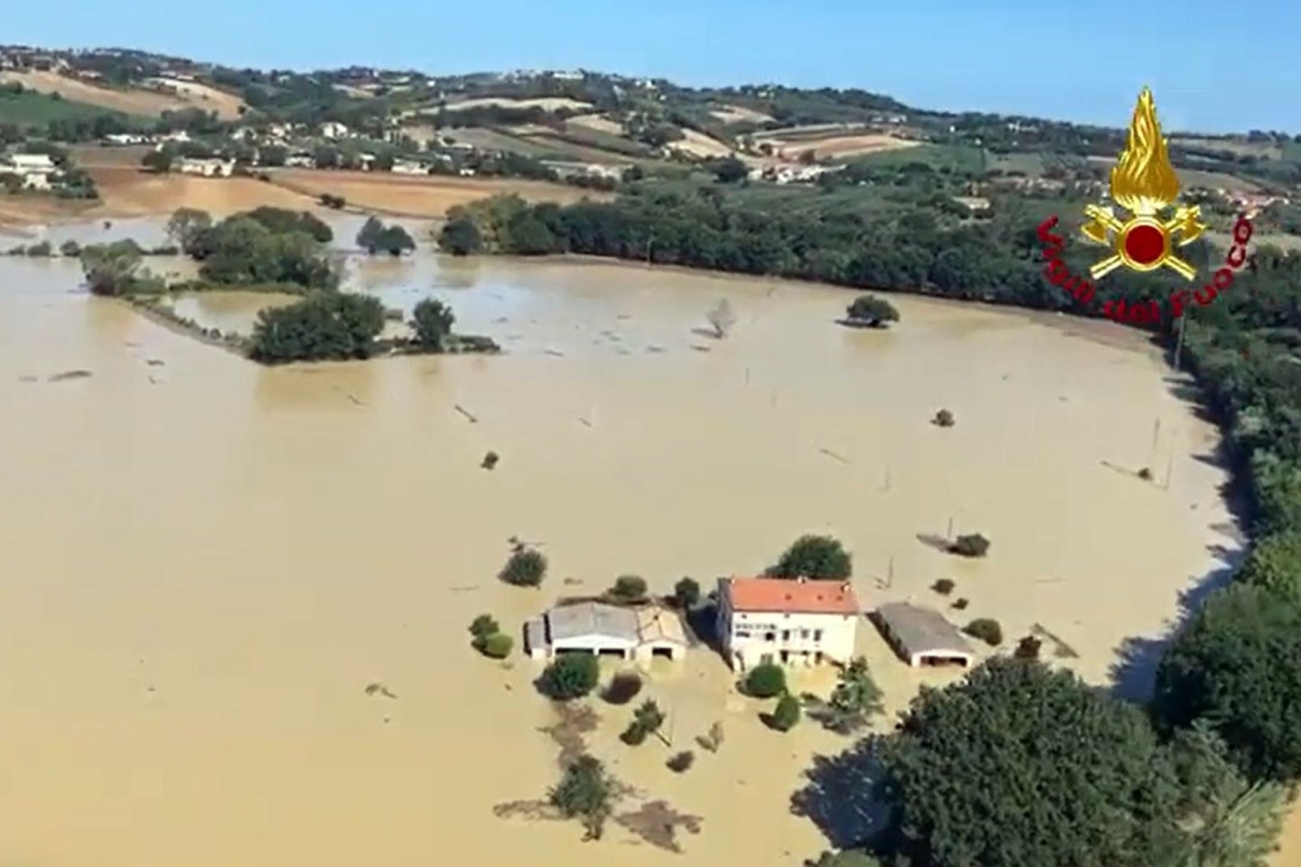 Blick aus einem Hubschrauber der Feuerwehr Pescara auf überschwemmtes Gebiet.
