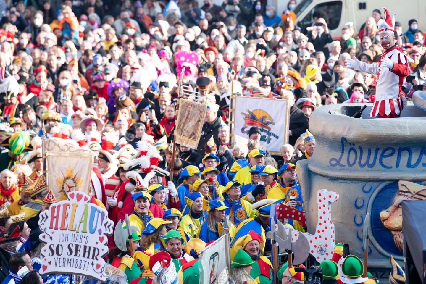 Den Auftakt in die Karnevalssaison feierten die Düsseldorfer am Donnerstag draußen gemäß 2G.