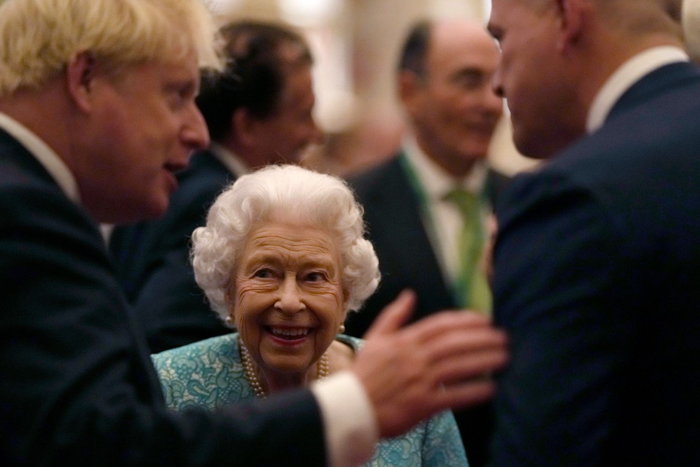 Die britische Königin Elizabeth II. und Premierminister Boris Johnson (l) bei einem Empfang im vergangenen Jahr.