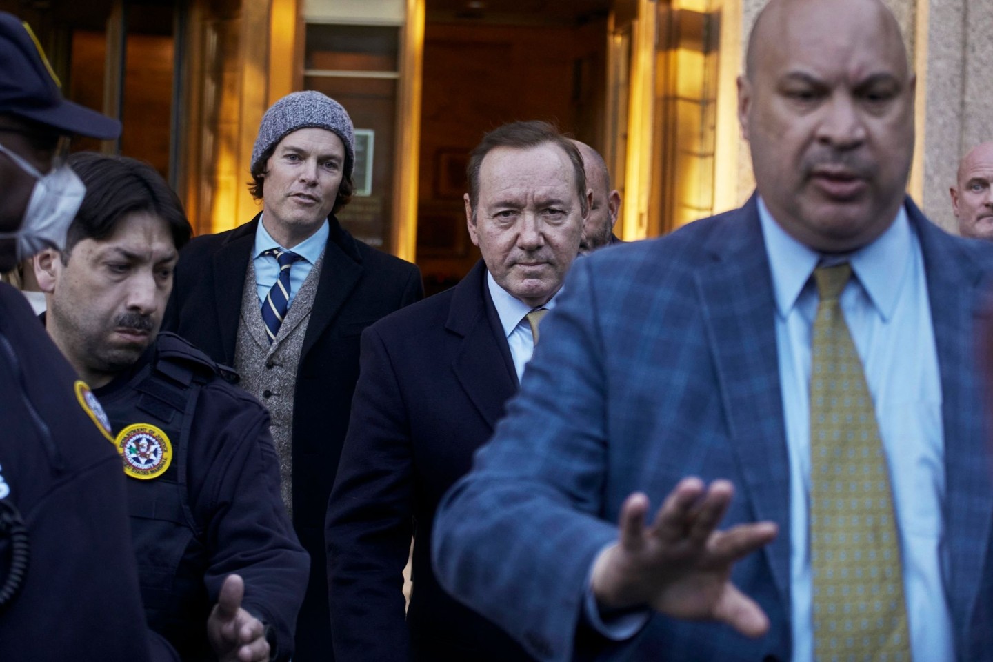 US-Schauspieler Kevin Spacey (M) verlässt das Gerichtsgebäude in New York.