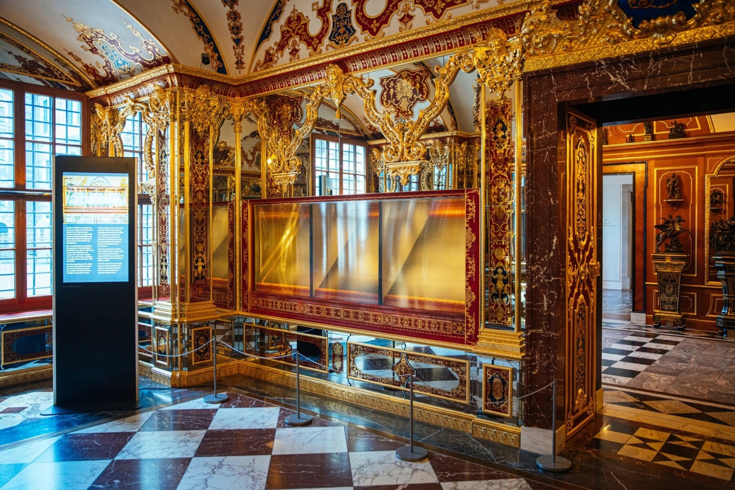 Die ausgeraubte Vitrine im Juwelenzimmer des Grünen Gewölbes im Residenzschloss in Dresden.
