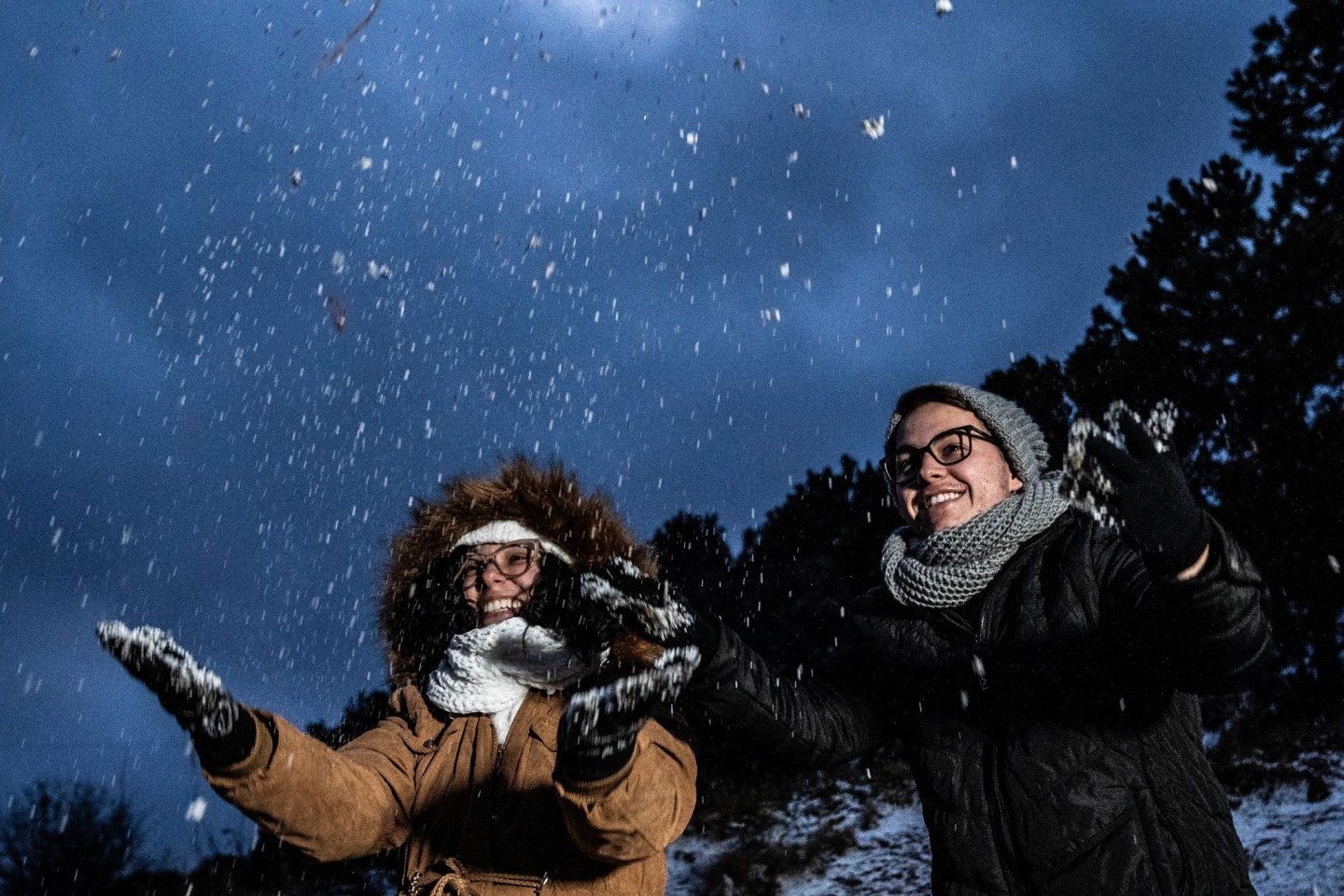 Zwei junge Frauen freuen sich in Sao Joaquim-Urupema im Bundesstaat Santa Catarina über Schnee.