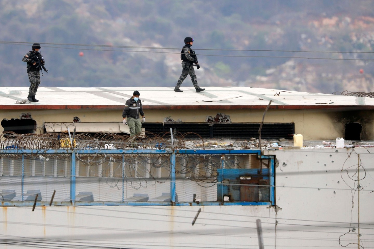 Polizisten auf dem Dach des Gefängnisses in Guayaquil.