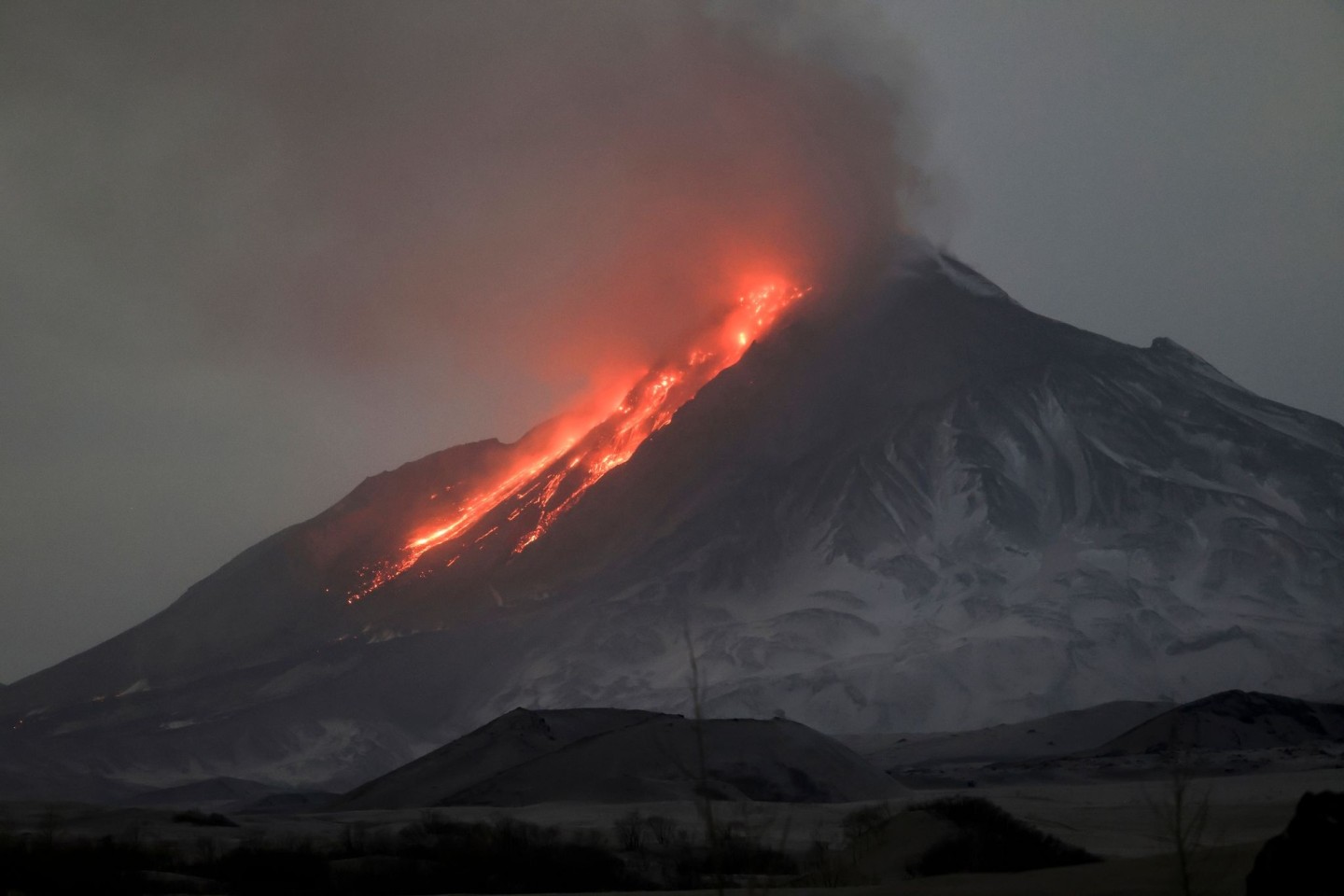 Lava und Dämpfe treten aus dem Vulkan Besymjanny auf der Halbinsel Kamtschatka aus. Die Aschewolke des Vulkans erreichte bis zu 10.000 Meter.